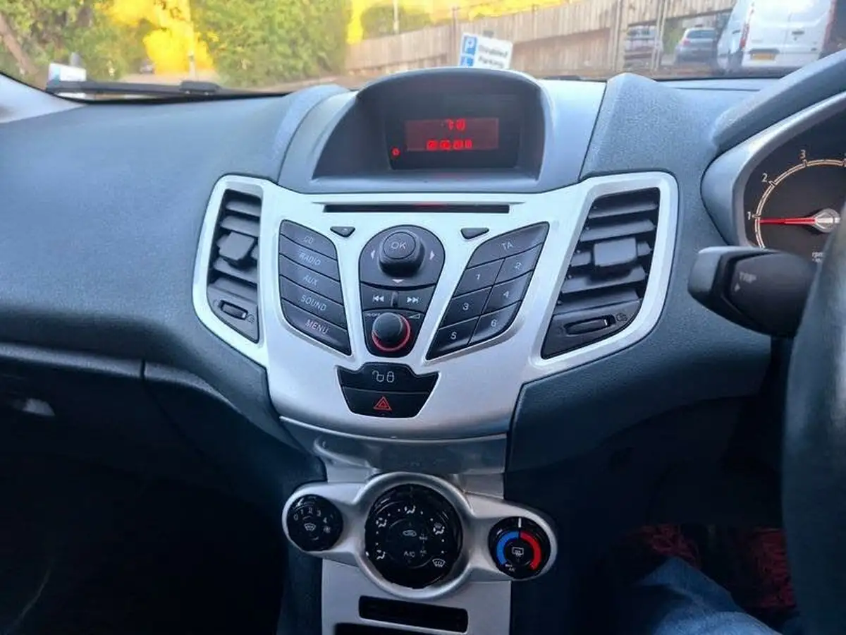 2010-ford-fiesta-14-zetec-96ps-5d-auto-big-14