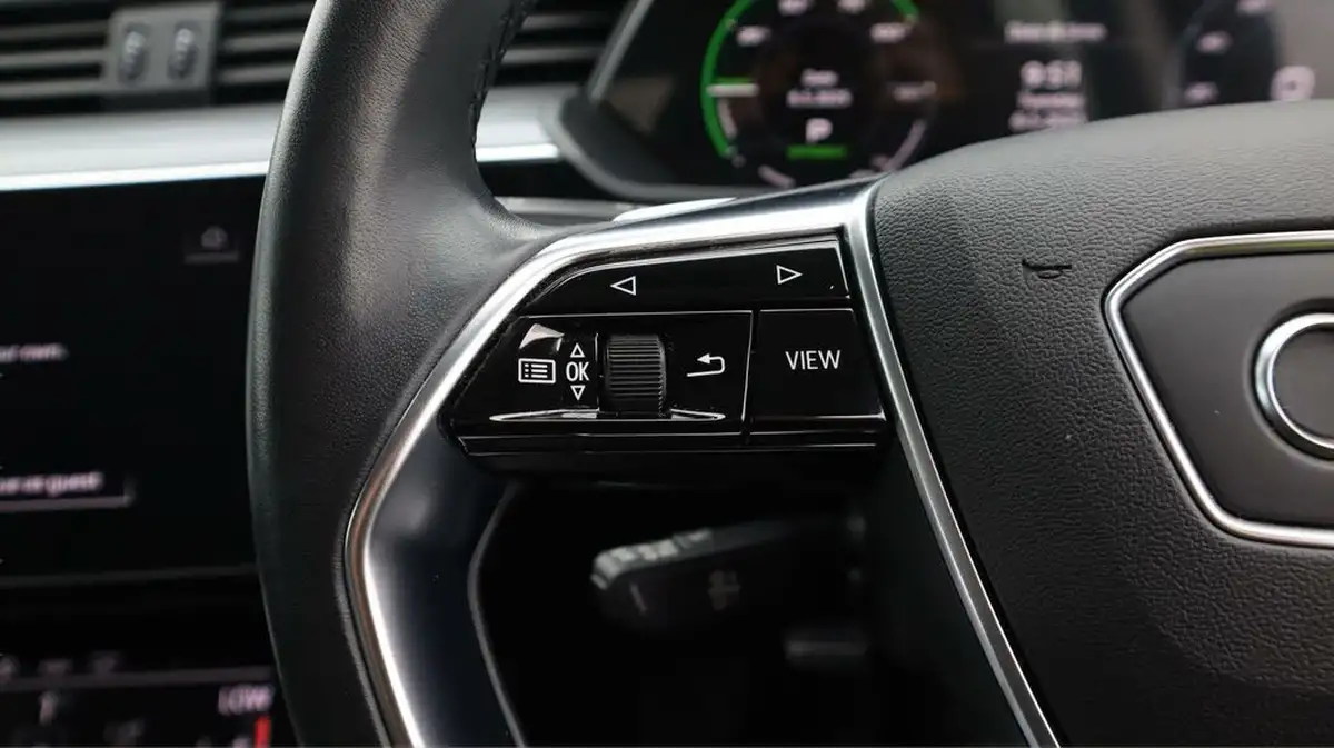 2021-audi-e-tron-50e-technik-station-wagon-big-24