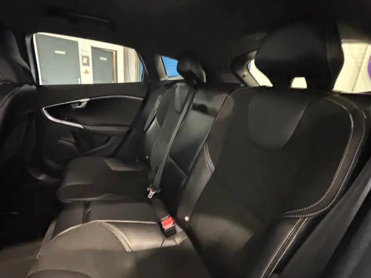2017-volvo-v40-20td-d4-r-design-nav-plus-big-18