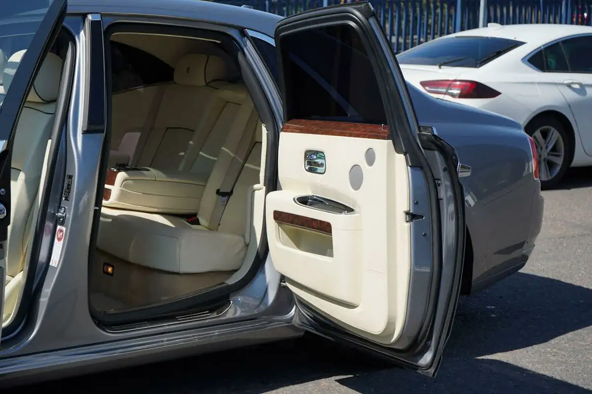 2011-rolls-royce-ghost-66-big-10