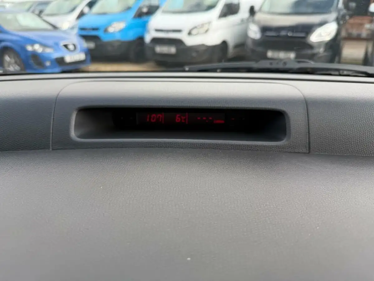 2008-suzuki-swift-13-gl-5d-big-25