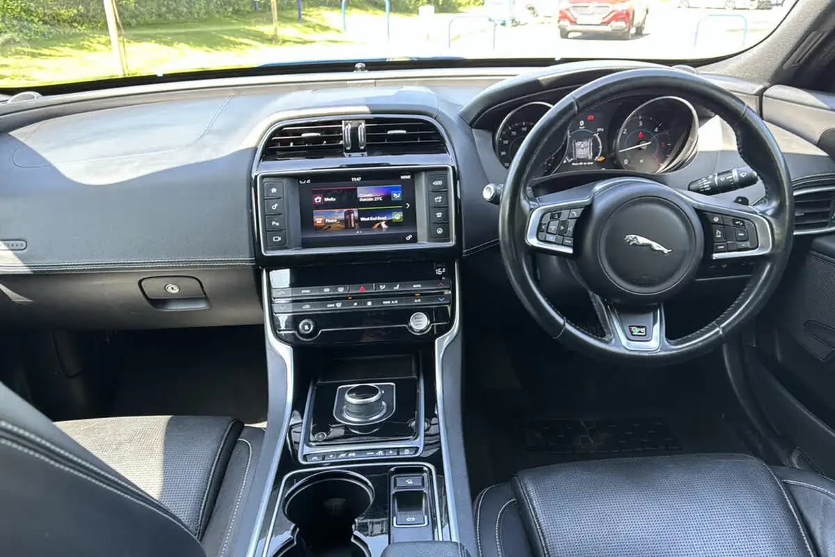 2017-jaguar-xe-20d-r-sport-180ps-1999cc-auto-big-7