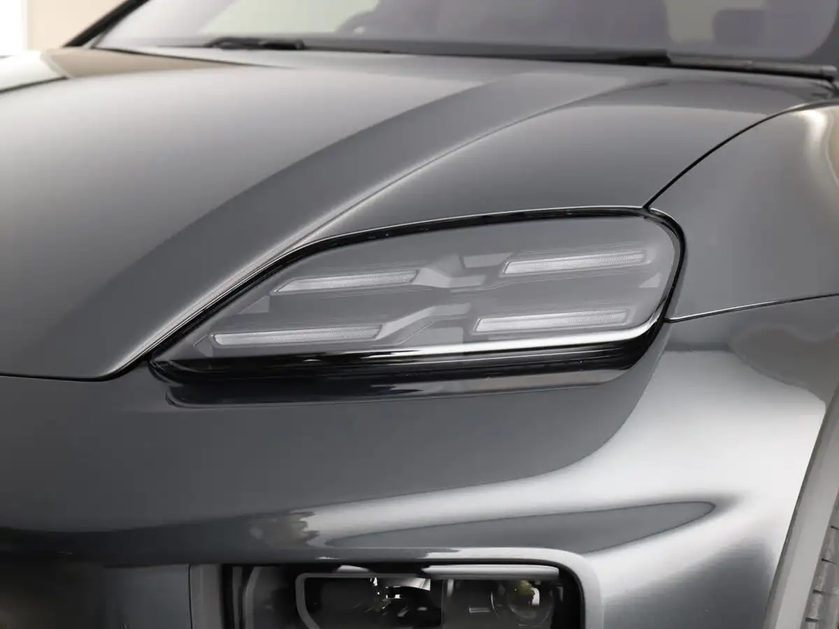 2025-porsche-macan-e-electric-big-32