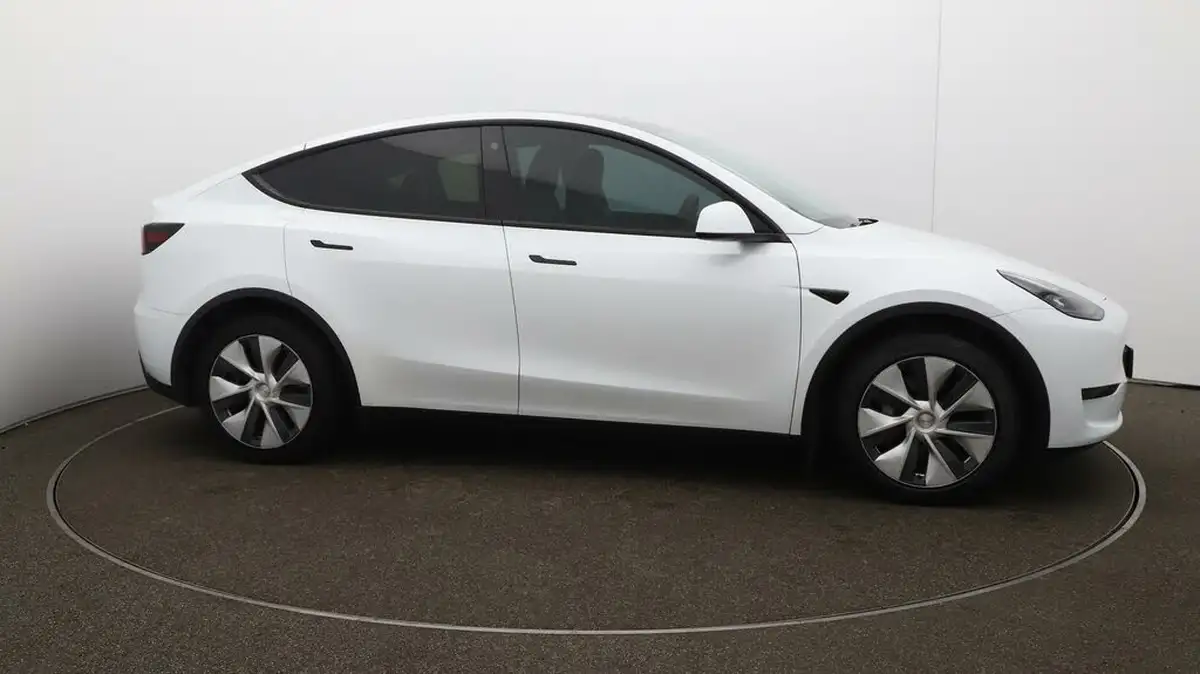 2022-tesla-model-y-e-rwd-big-39