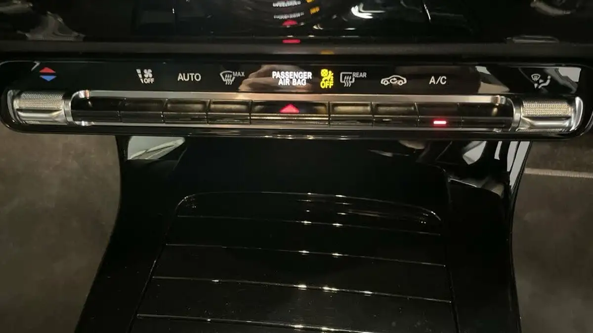 2019-mercedes-benz-a-class-15d-a180d-se-7g-dct-big-25