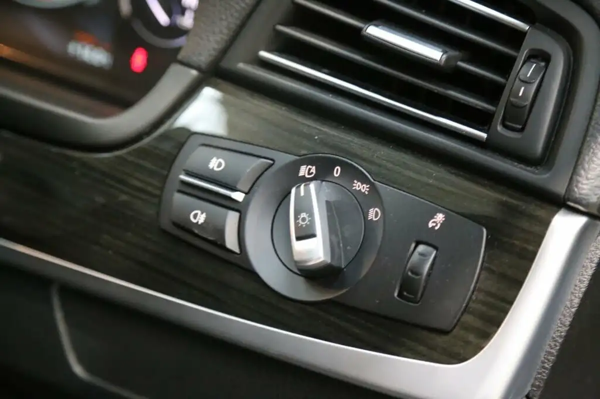 2014-bmw-5-series-20-528i-luxury-saloon-4d-auto-big-14