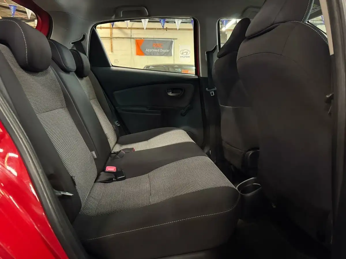 2015-toyota-yaris-15-vvt-i-icon-hybrid-big-19