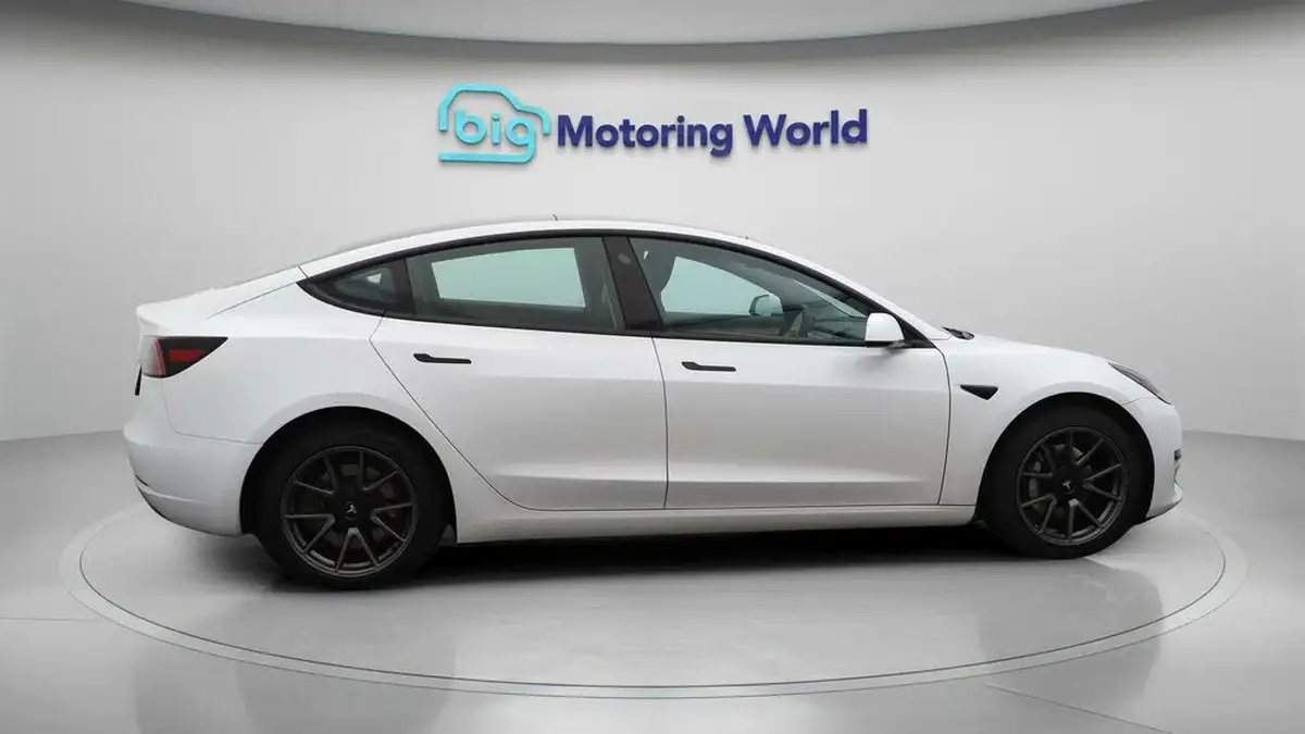 2022-tesla-model-3-e-rwd-big-8