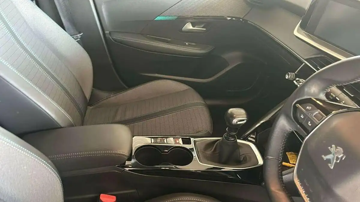 2020-peugeot-208-12-puretech-allure-100bhp-big-35