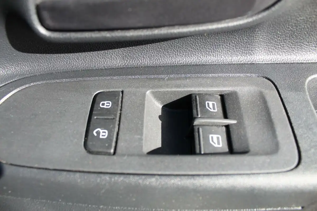 2015-skoda-citigo-10-se-5d-big-21