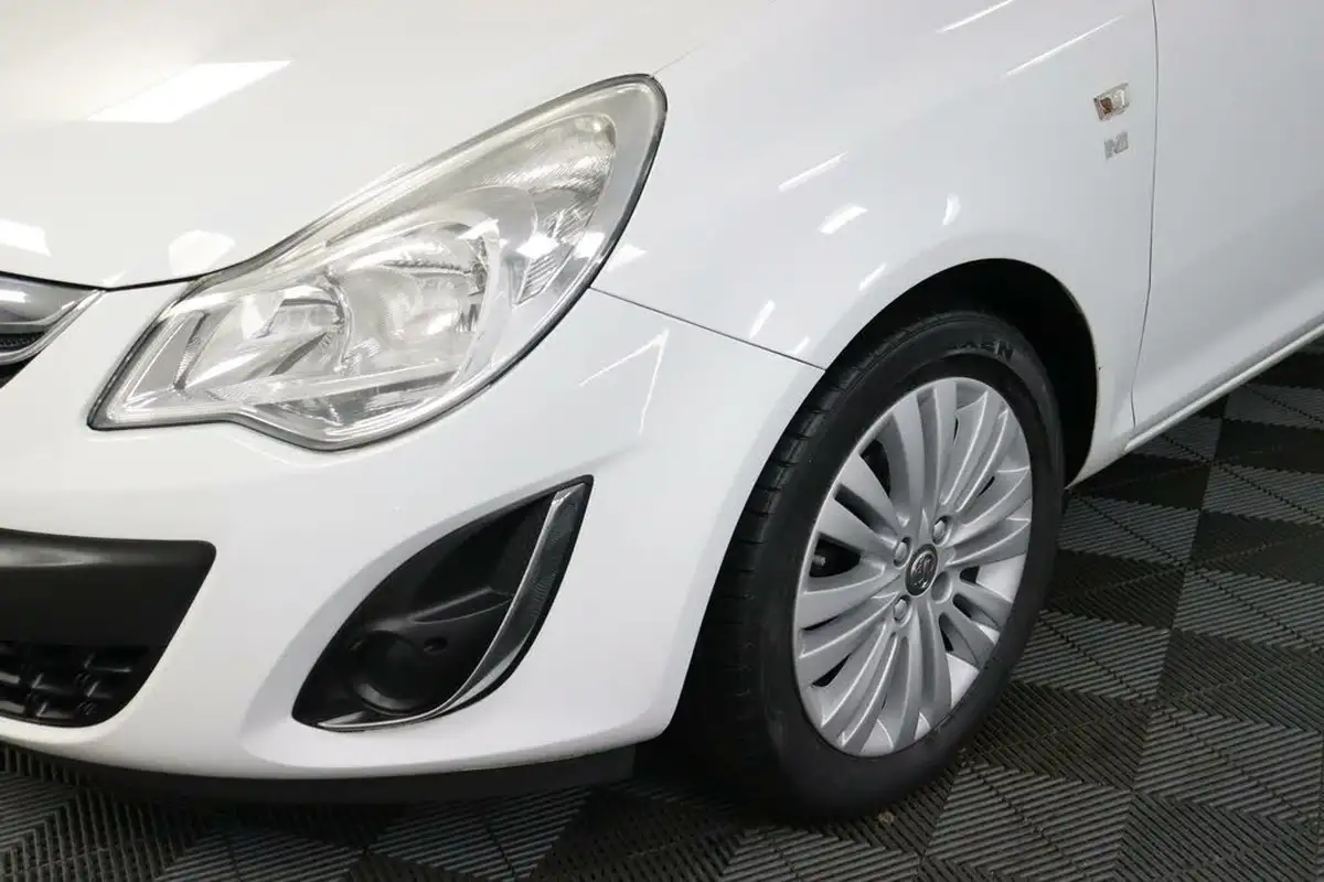 2011-vauxhall-corsa-12-excite-3d-big-30