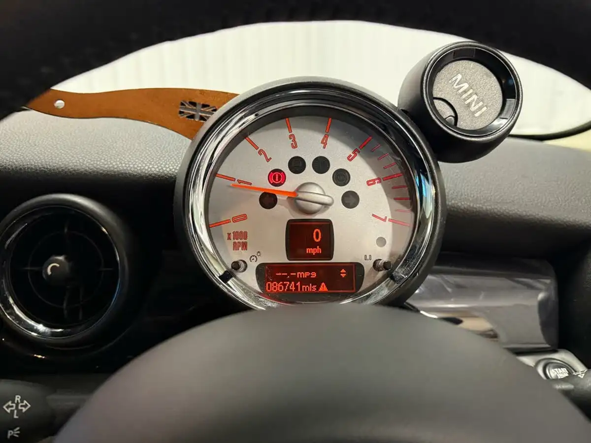2013-mini-cooper-16td-cooper-d-bayswater-big-21