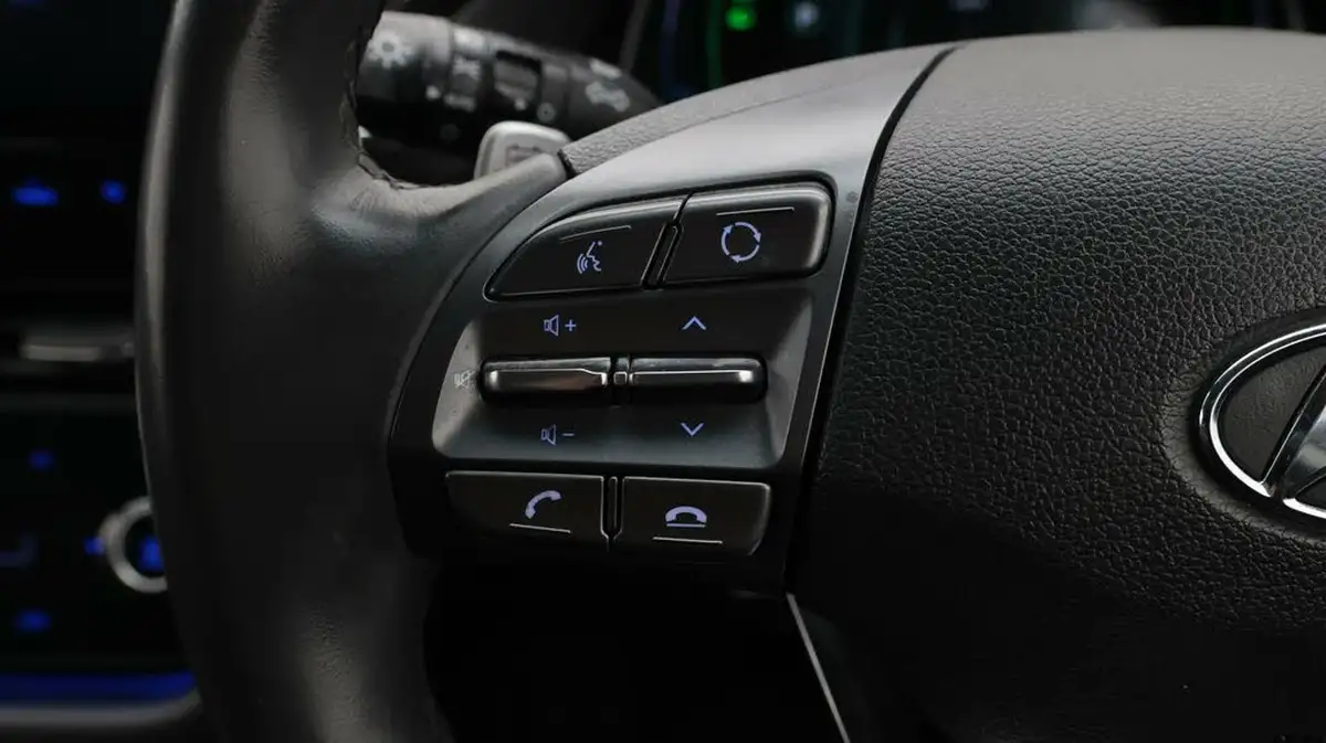 2021-hyundai-ioniq-e-premium-se-electric-100kw-big-24