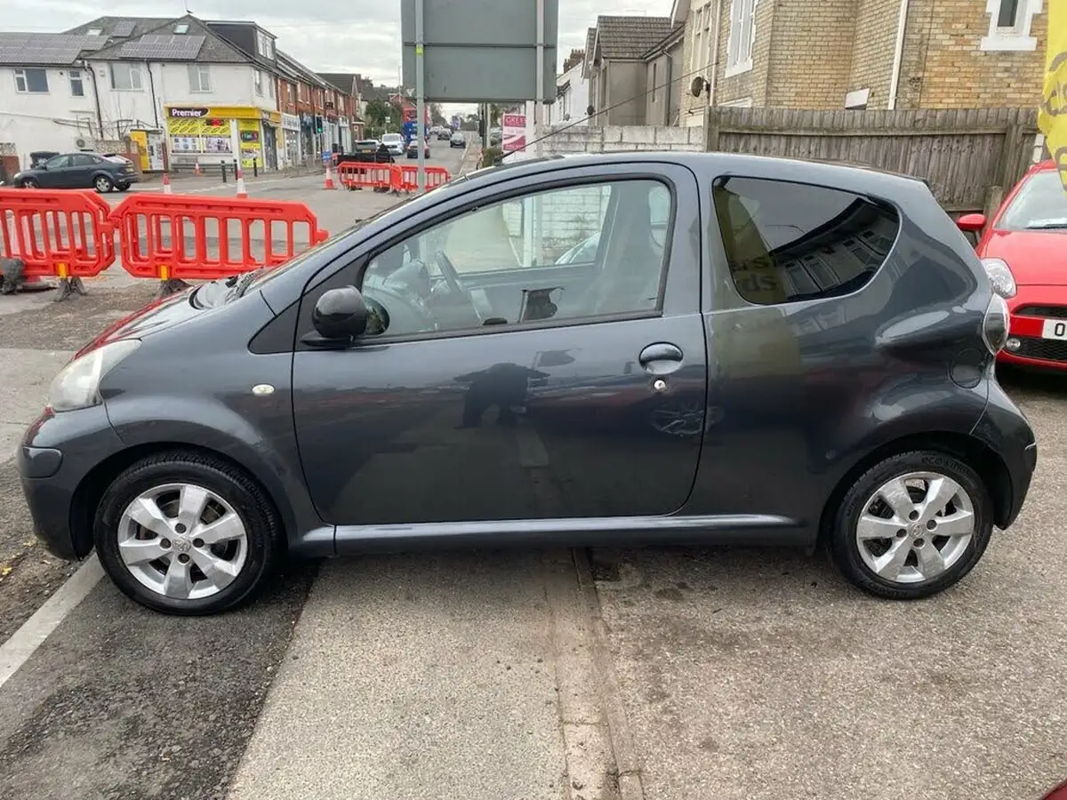 2011-toyota-aygo-10-aygo-go-vvt-i-3d-big-7