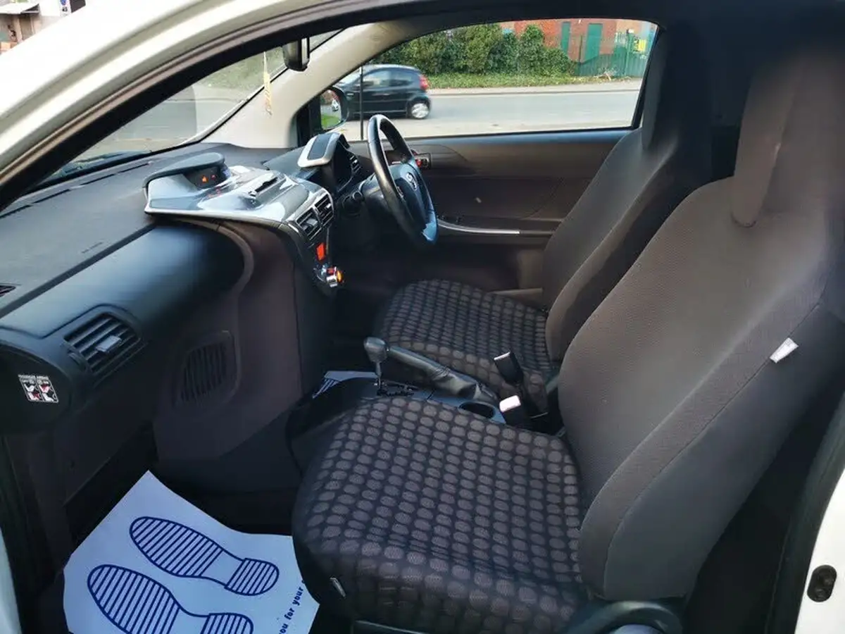 2010-toyota-iq-10-2-multidrive-big-14