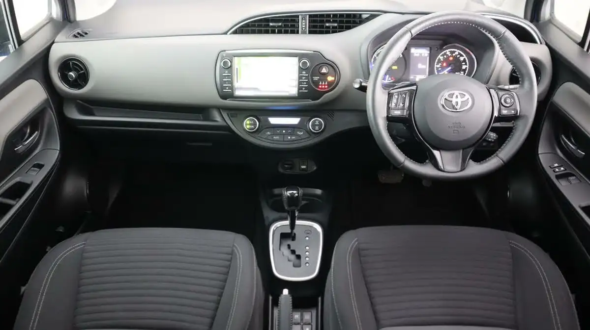 2020-toyota-yaris-15-vvt-i-icon-tech-98bhp-hybrid-1497cc-e-cvt-big-12