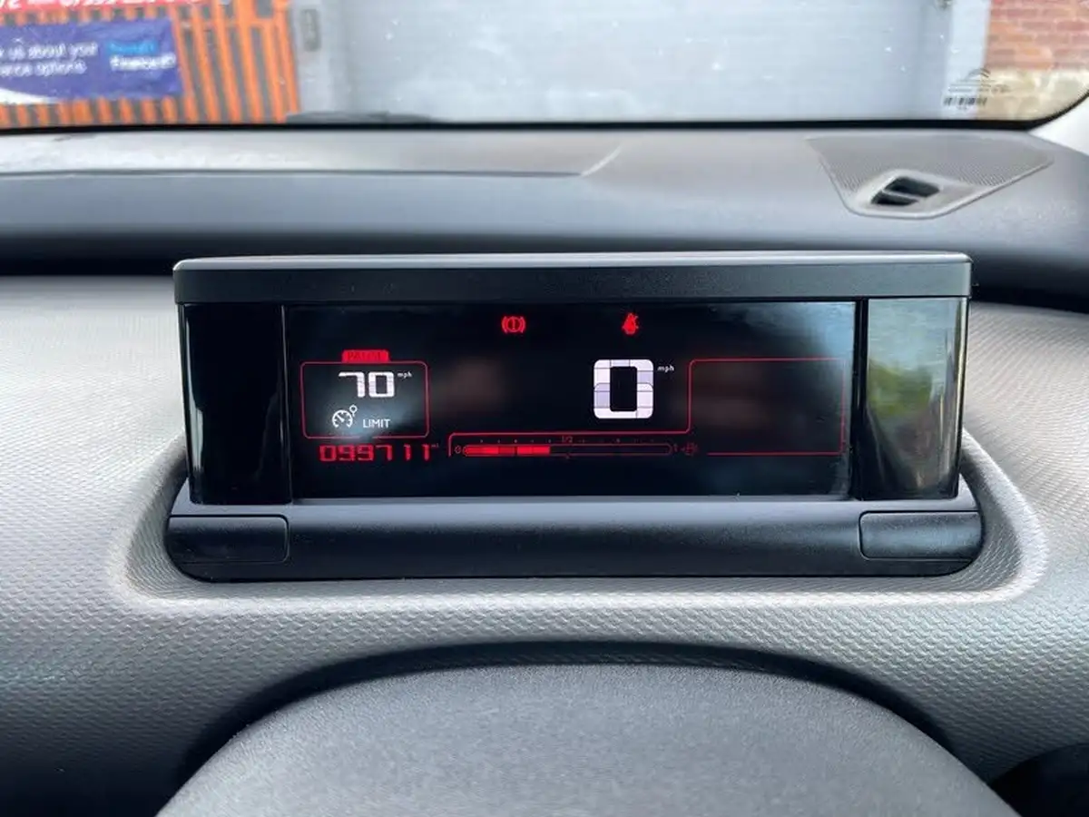 2015-citroen-c4-cactus-16bluehdi-feel-big-27