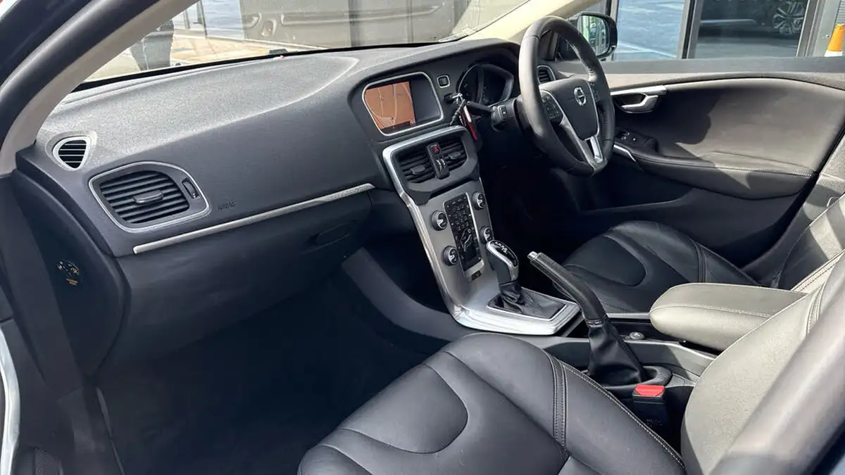 2017-volvo-v40-15-t3-cross-country-pro-big-11