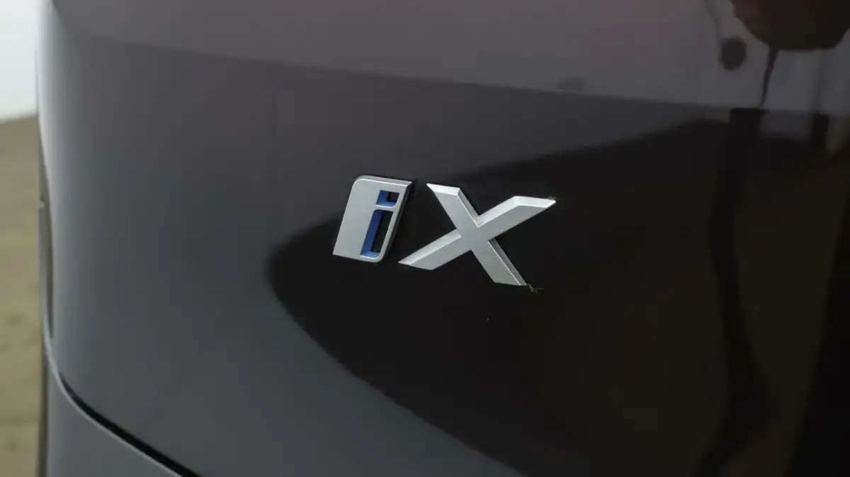 2022-bmw-ix-e-xdrive-50-m-sport-big-19