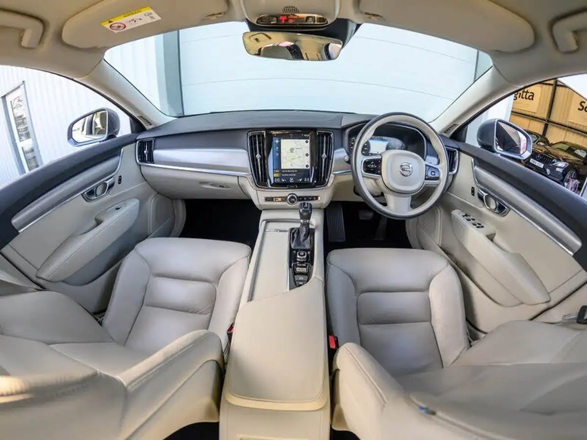 2019-volvo-s90-20-t4-momentum-big-2