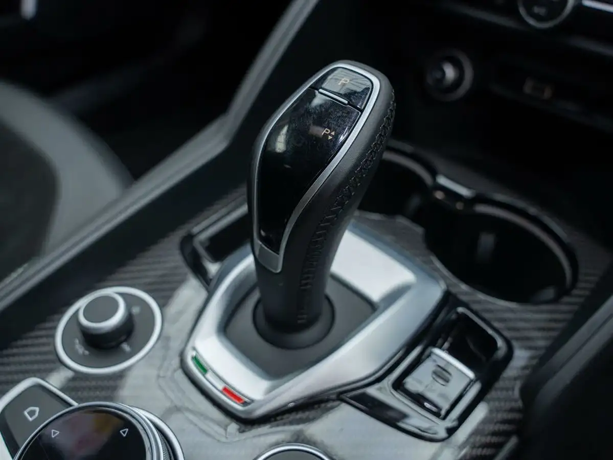 2022-alfa-romeo-giulia-29-biturbo-quadrifoglio-big-11