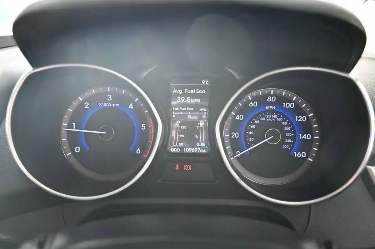 2015-hyundai-i30-16crdi-premium-136ps-blue-drive-hatchback-big-17