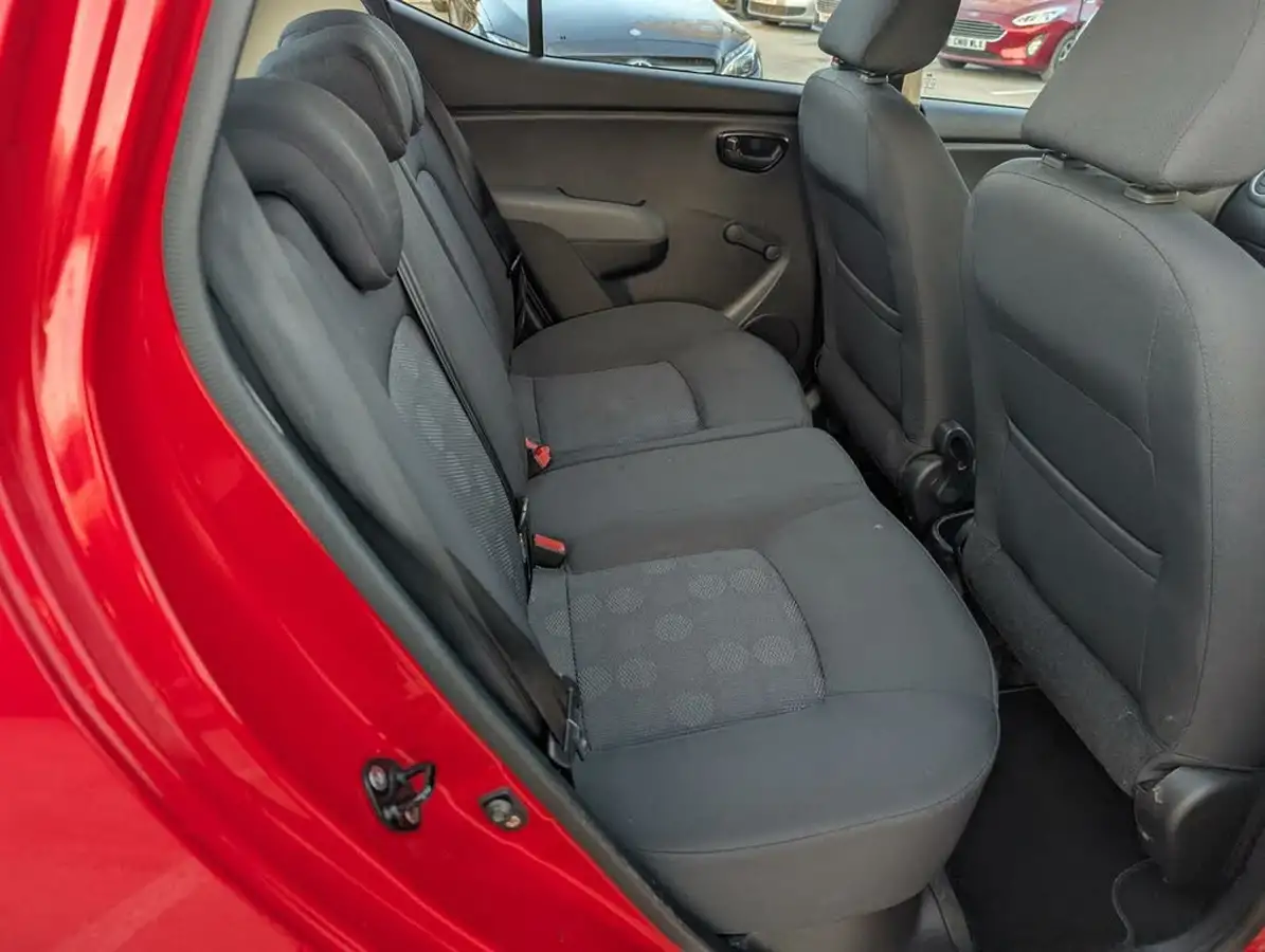 2010-hyundai-i10-12-classic-big-23