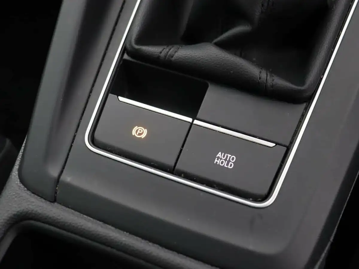 2020-volkswagen-golf-20tdi-life-hatchback-big-21