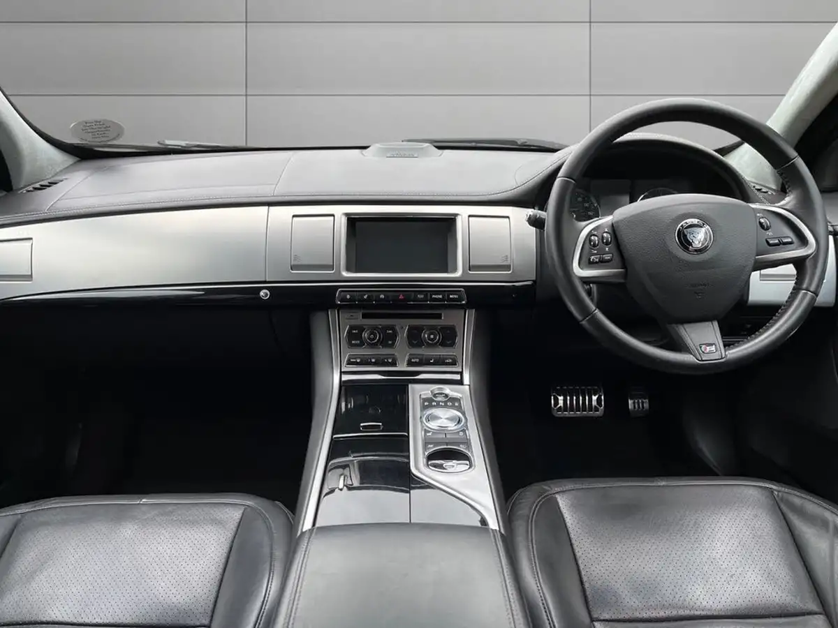2014-jaguar-xf-30td-s-portfolio-v6-sportbrake-5d-big-14