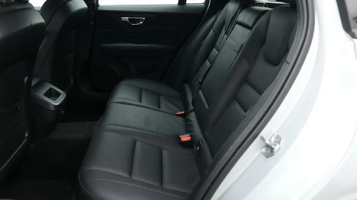 2021-volvo-v60-20td-b4-momentum-big-16