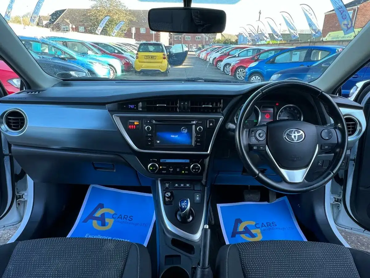 2015-toyota-auris-18-vvt-i-hsd-icon-hatchback-e-cvt-big-23
