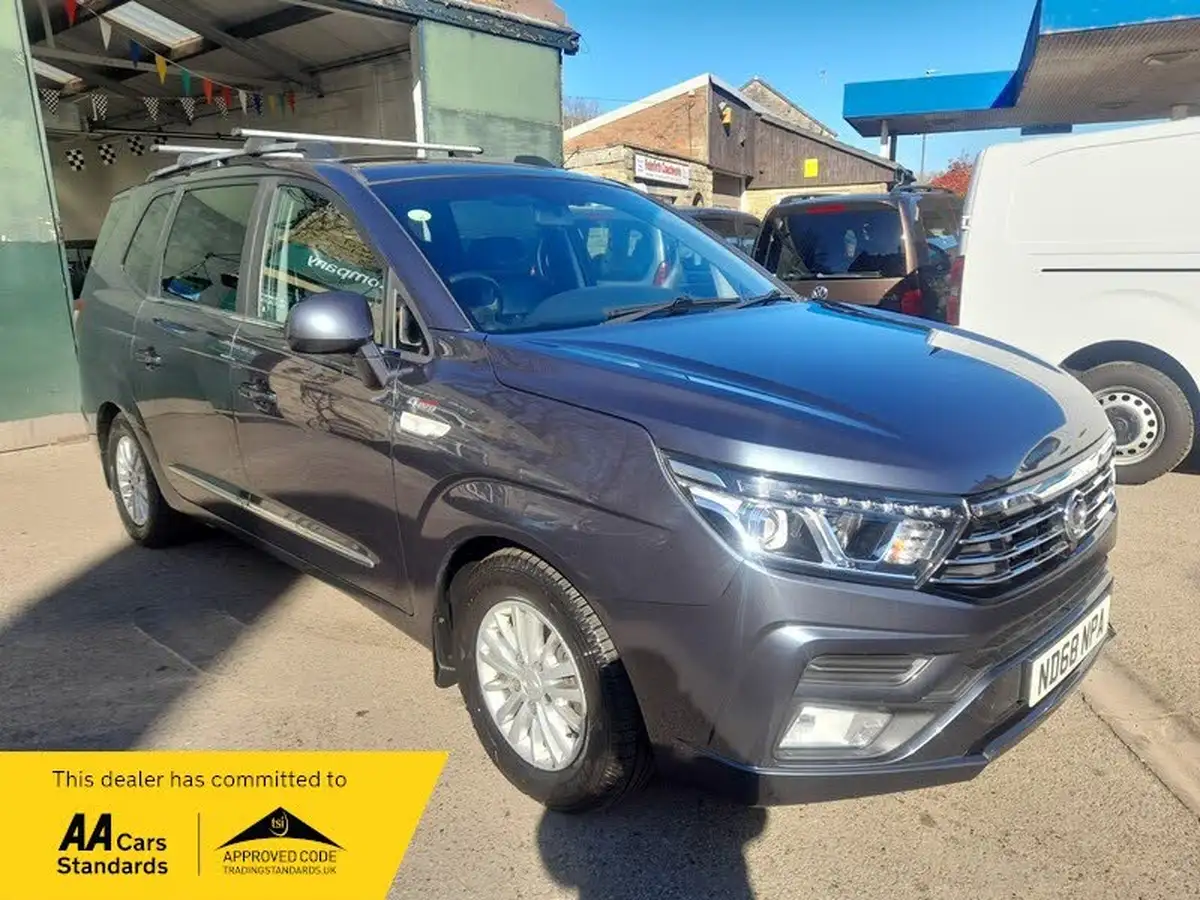 2019-kgm-ssangyong-turismo-22td-ex-auto-big-0