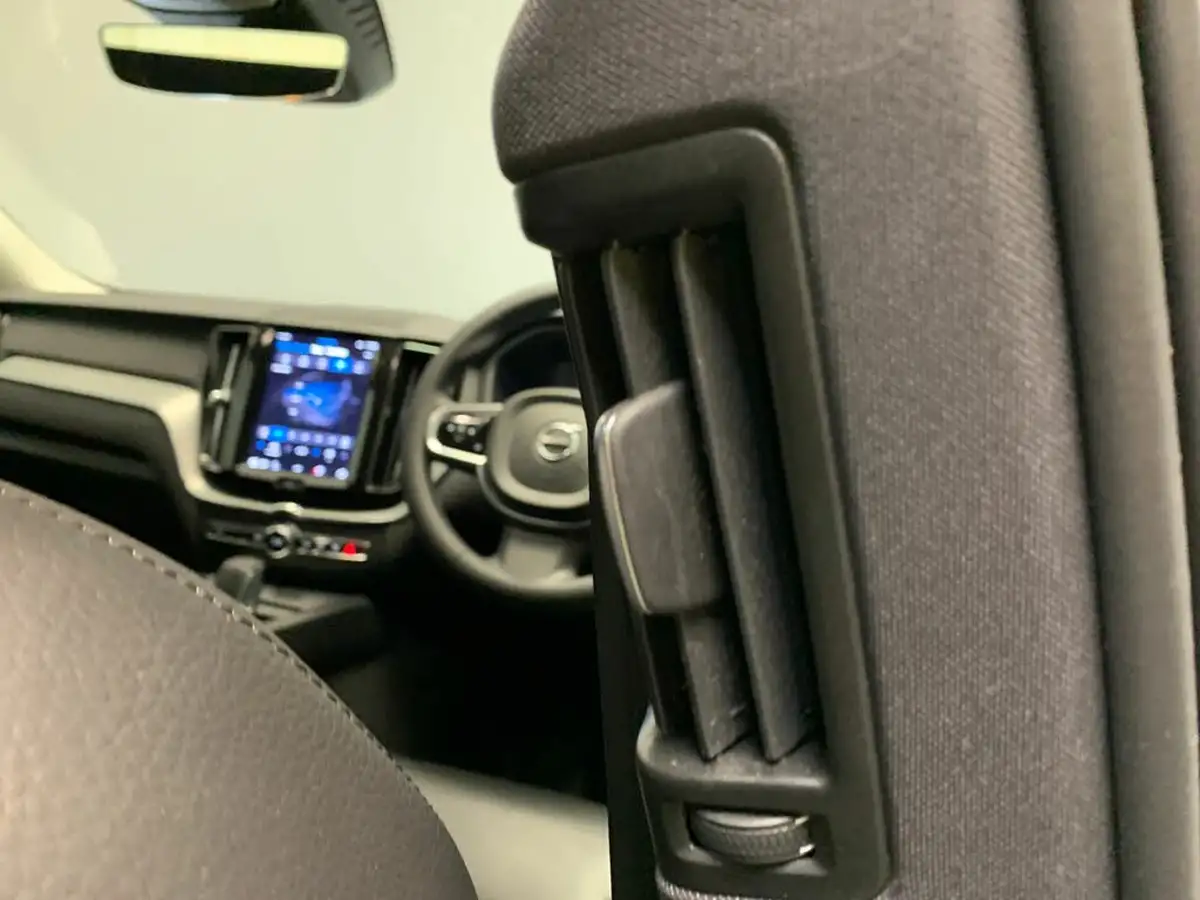 2023-volvo-xc60-20-b5-plus-big-10