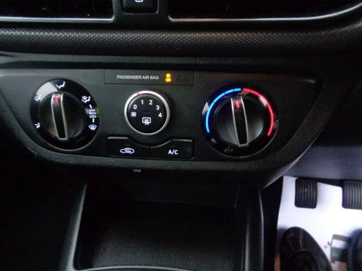 2023-hyundai-i10-10-se-big-24