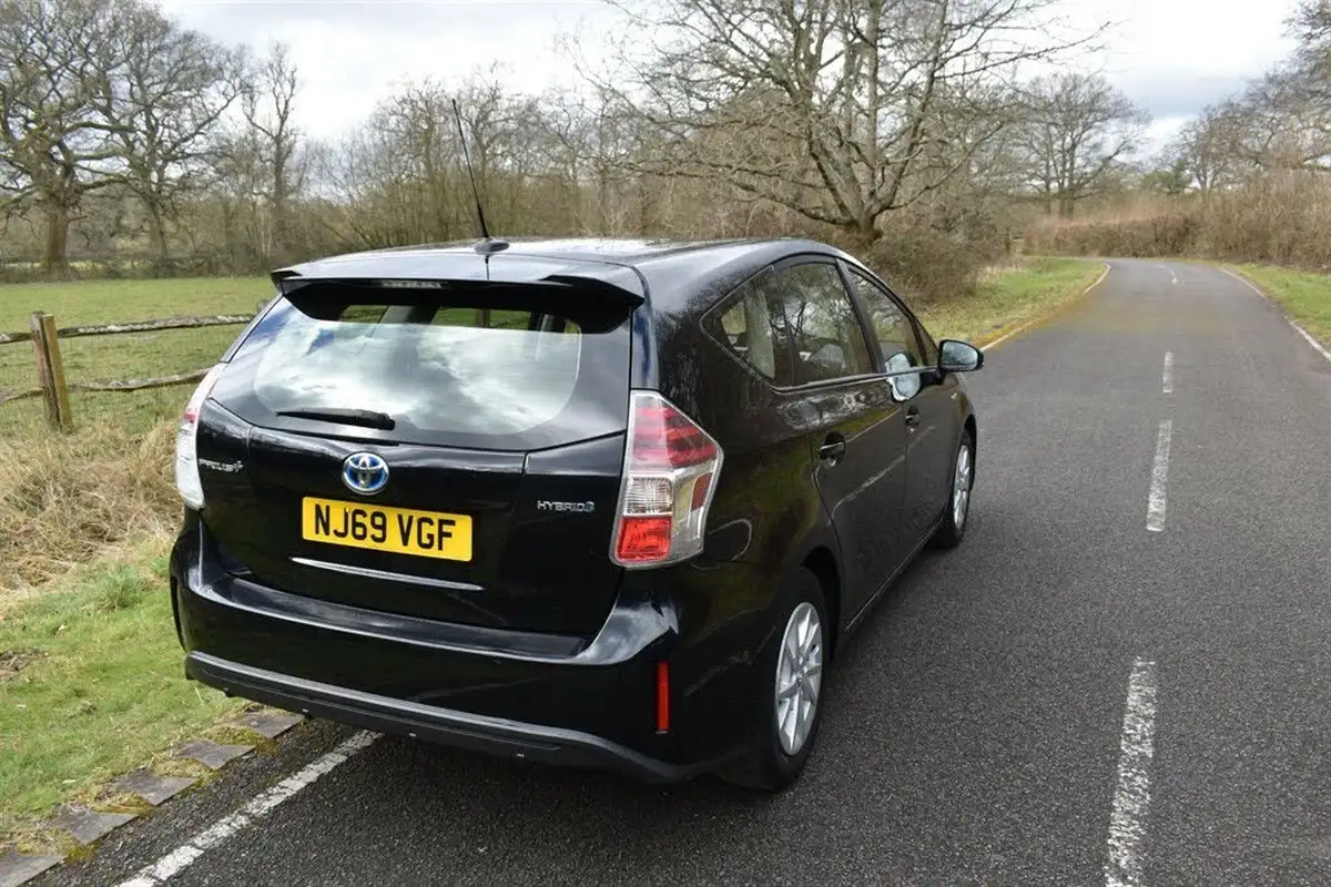 2019-toyota-prius-18-vvt-i-icon-ss-big-6