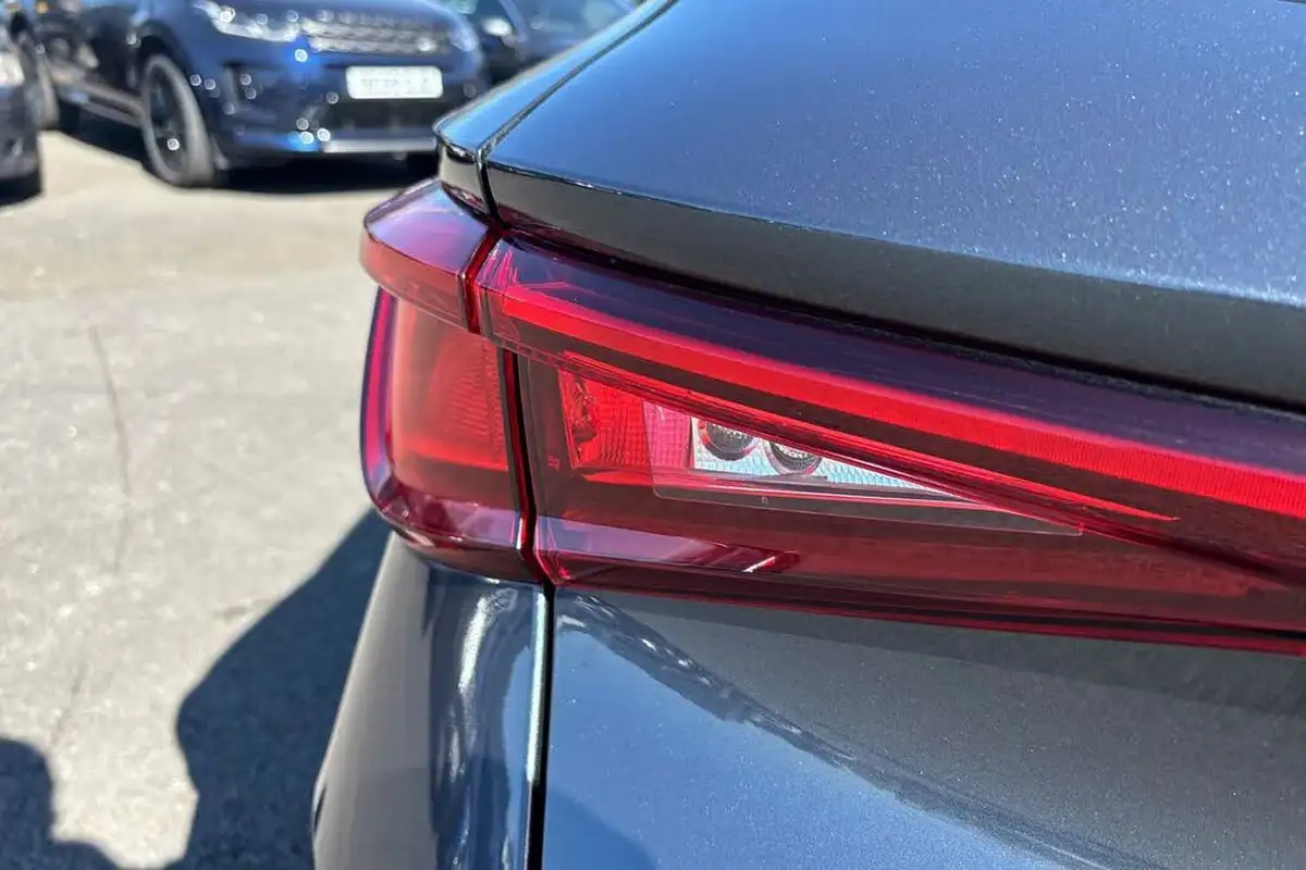 2021-seat-leon-14-e-hybrid-fr-sport-estate-big-25
