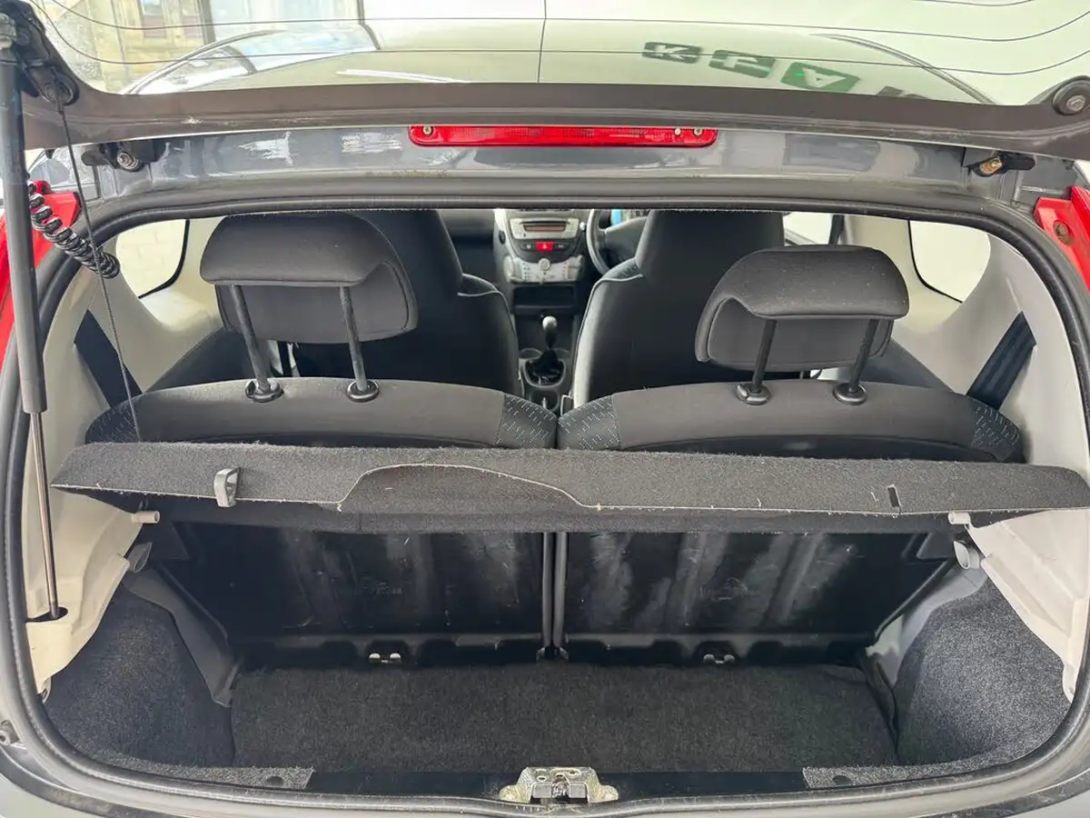 2010-peugeot-107-10-millesim-3d-big-14