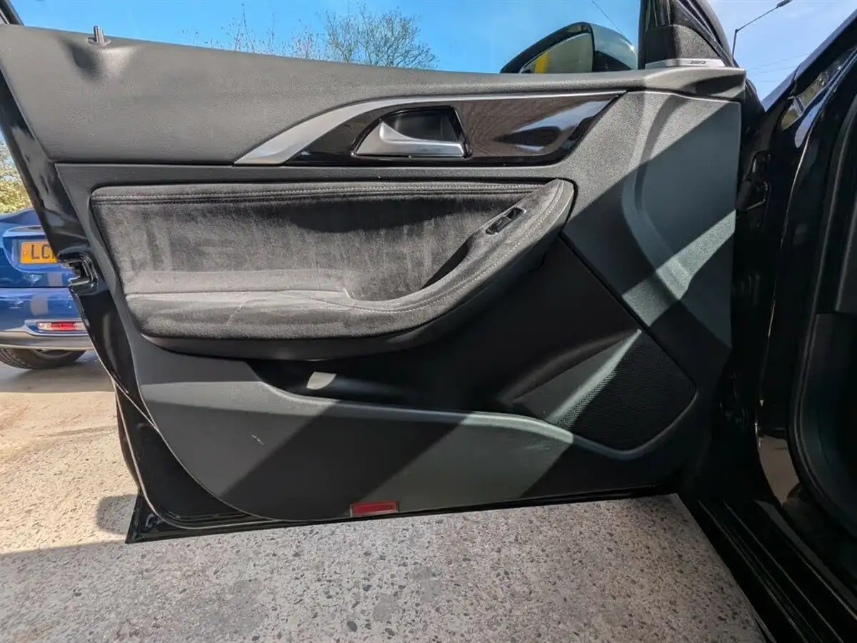2017-infiniti-q30-20-sport-dct-big-21