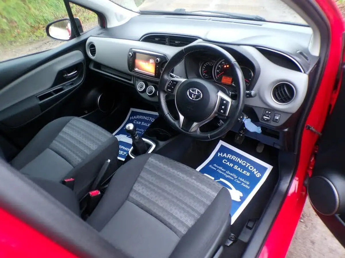 2016-toyota-yaris-133-icon-vvt-i-5d-big-8