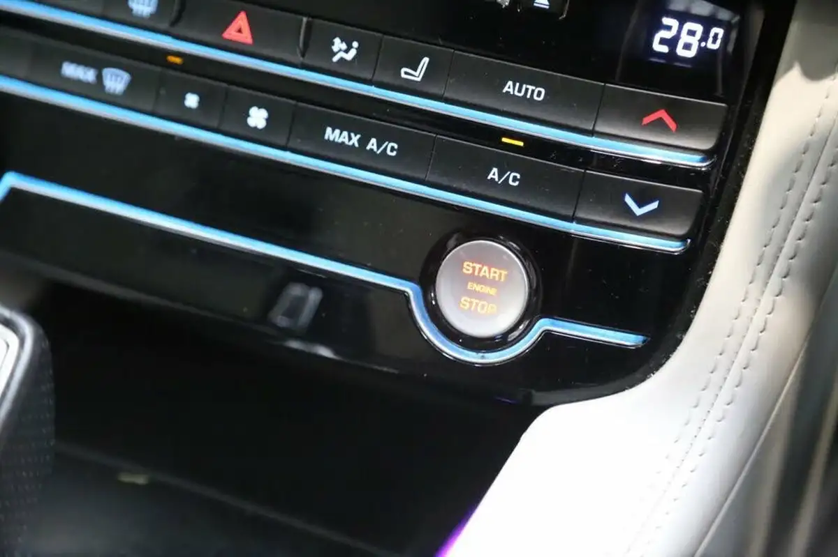 2019-jaguar-f-pace-50-v8-sc-svr-ss-big-30