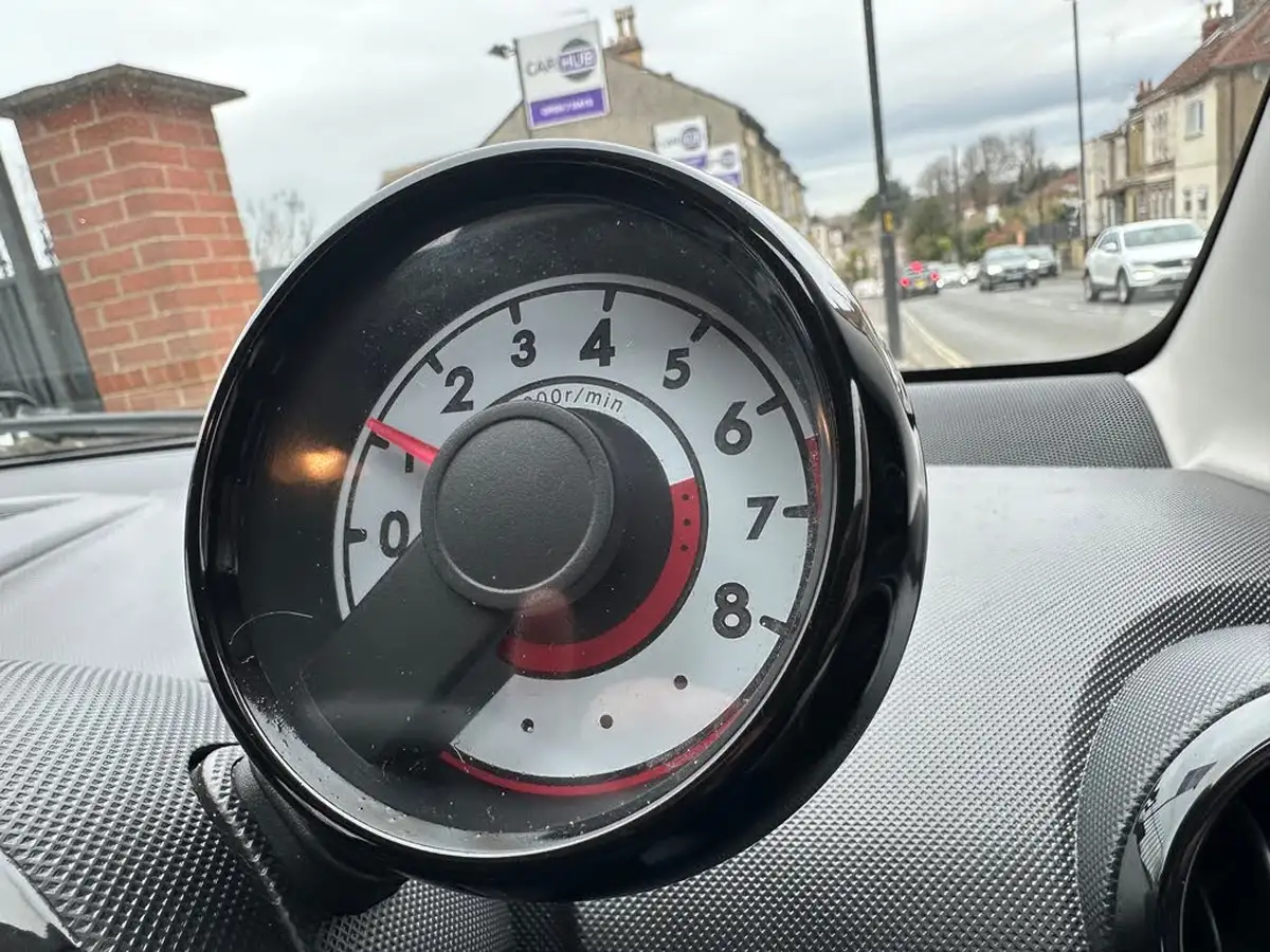 2014-toyota-aygo-10-move-5d-big-12