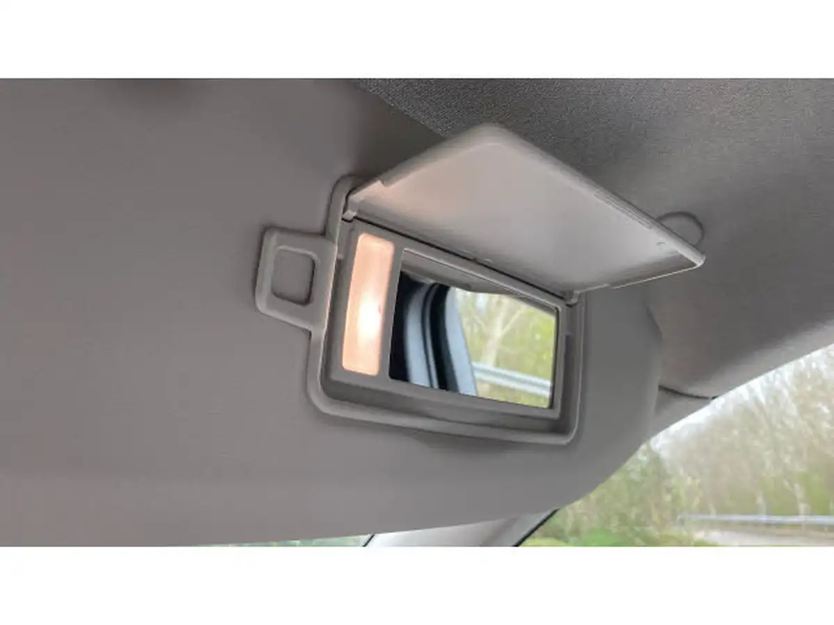 2024-volvo-xc40-20-b4-ultra-bright-big-36