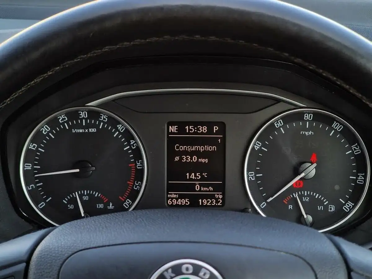 2011-skoda-octavia-16td-elegance-105ps-hatchback-dsg-big-11