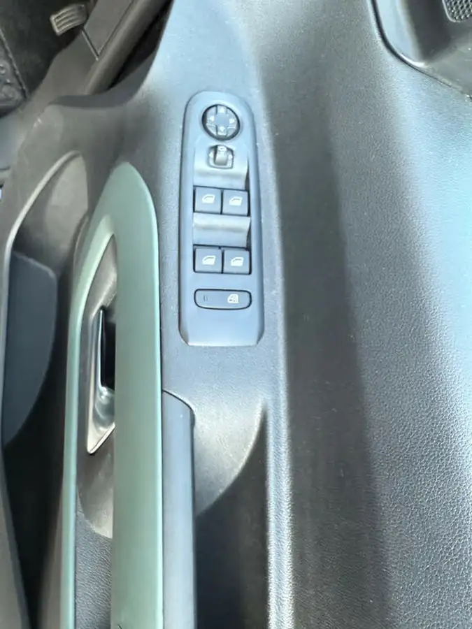 2024-citroen-berlingo-e-flair-xtr-xl-size-big-16