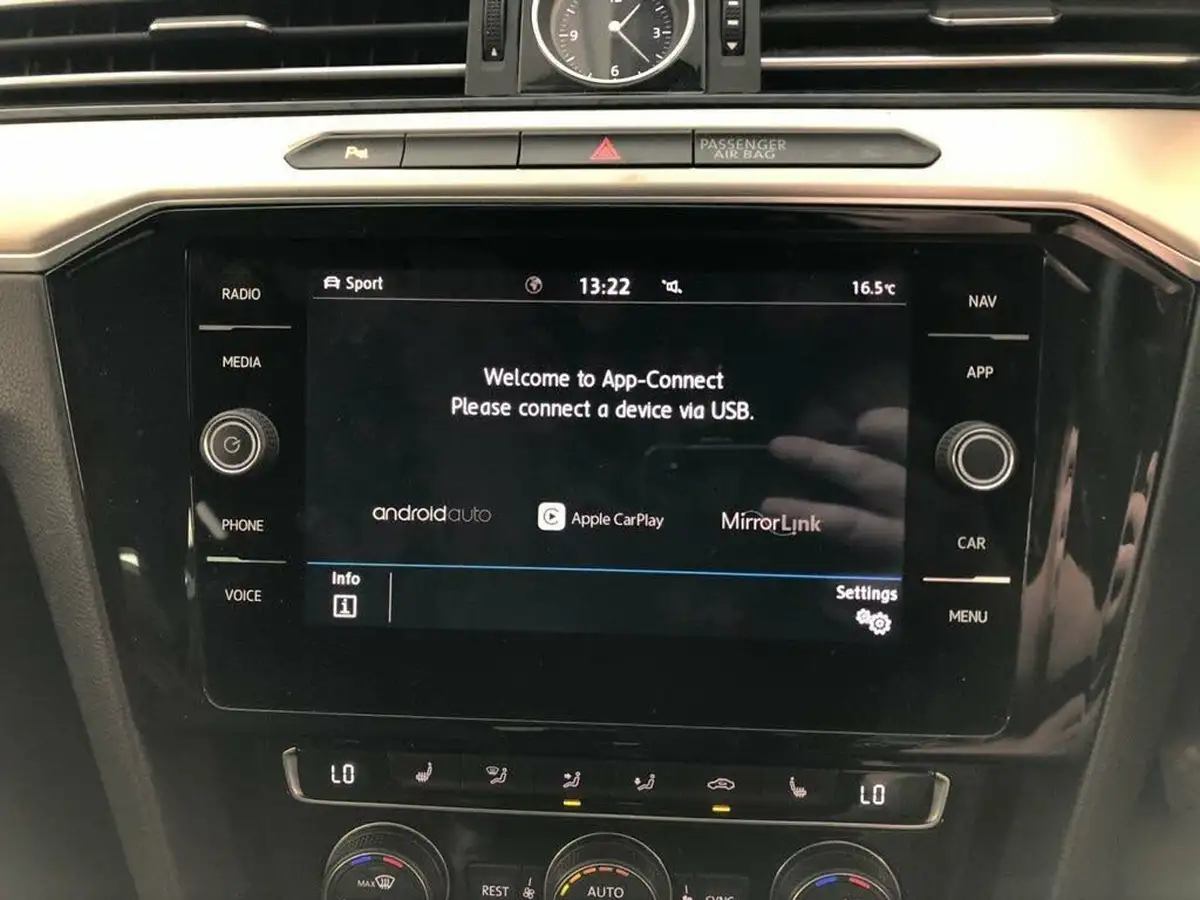 2018-volkswagen-passat-14-tsi-gte-estate-5d-big-25