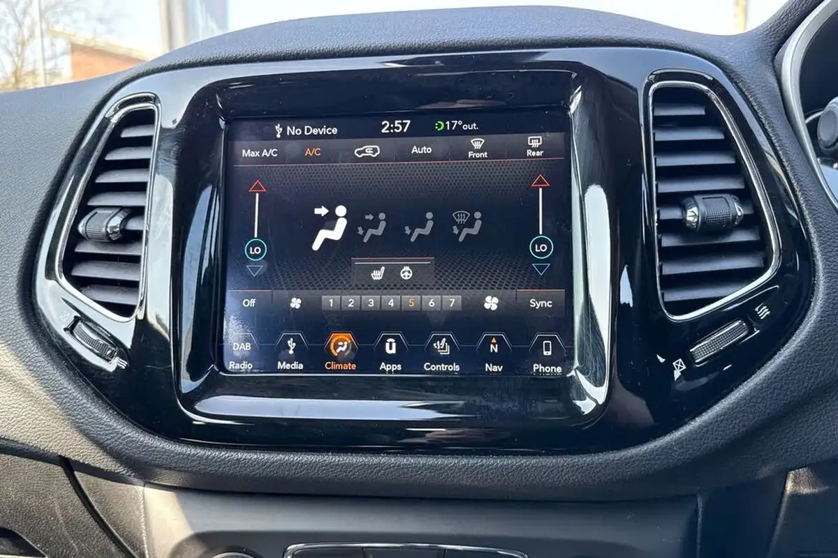 2019-jeep-compass-14-multiair-ii-night-eagle-big-34