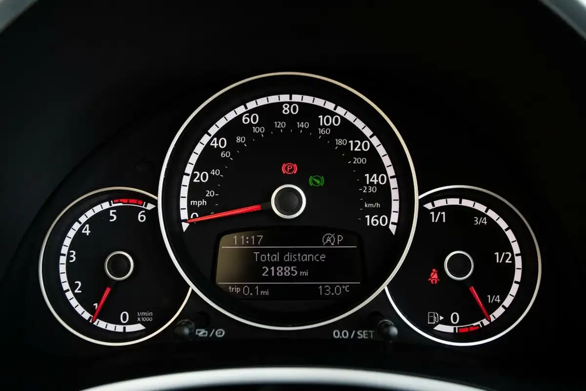 2015-volkswagen-beetle-20tdi-sport-150ps-bmtss-cabriolet-2d-dsg-big-13