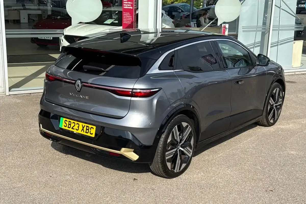 2023-renault-megane-e-tech-e-iconic-big-25