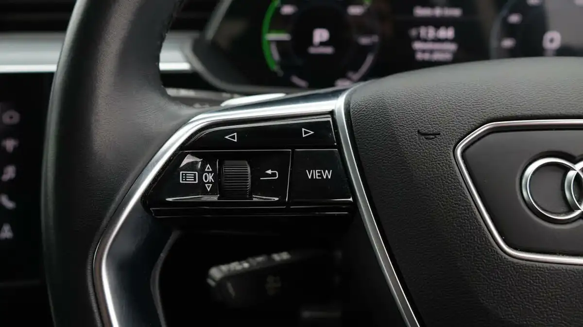 2021-audi-e-tron-55e-technik-station-wagon-big-25