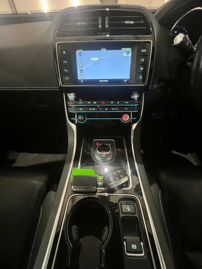 2016-jaguar-xe-30-s-big-13